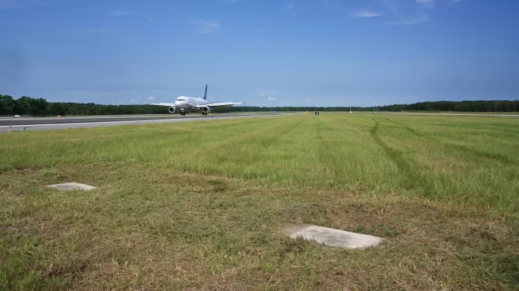 Aeroporto mantém duas covas com corpos enterrados na pista