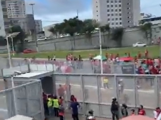 VÍDEOS: Chegada de membros de torcida organizada do América à Arena das Dunas é marcada por confronto com a PM