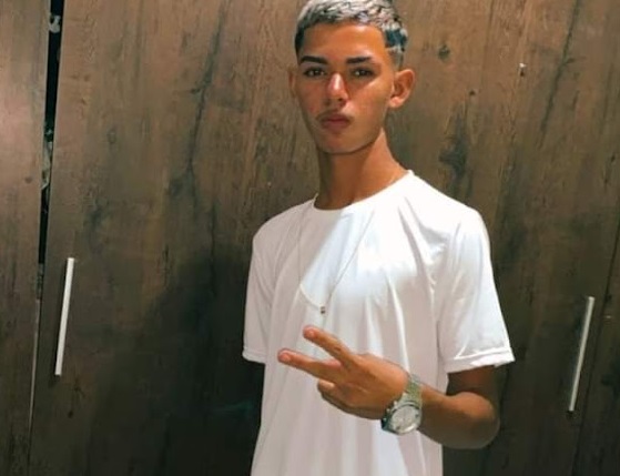 Adolescente é assassinado a tiros enquanto pilotava moto no interior do RN