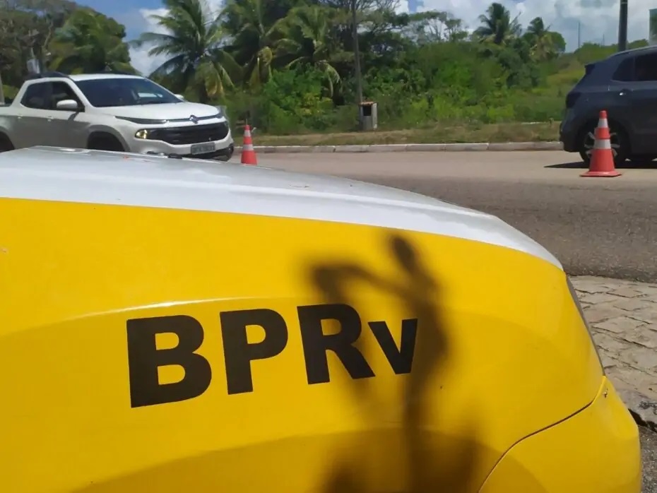 Condutor embriagado é preso por colidir com veículo estacionado na Zona Sul