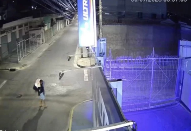 VÍDEO: Mulher é estuprada após ser deixada desacordada na calçada de casa