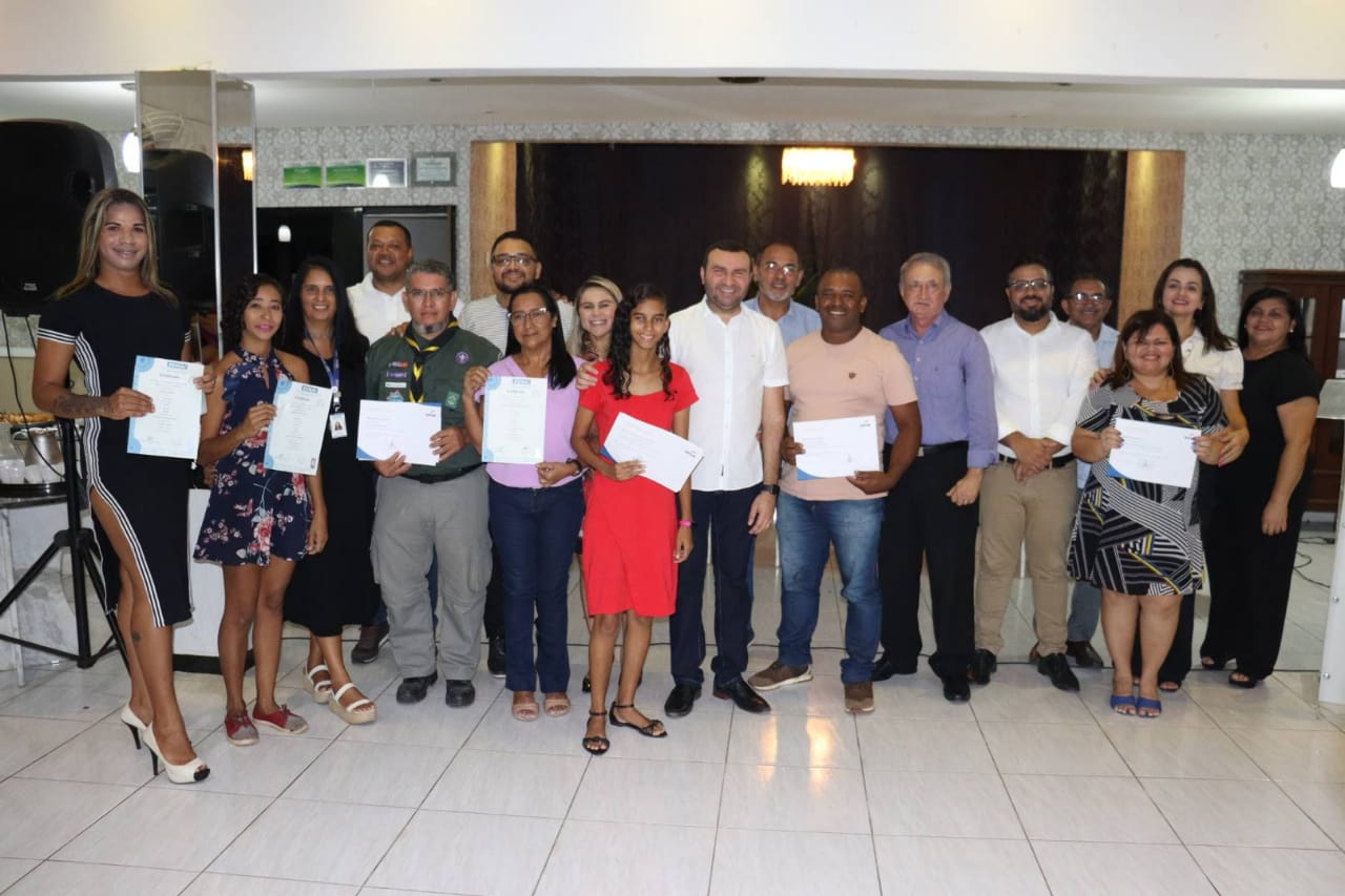 Prefeito Emídio Júnior entrega certificados a 460 concluintes de cursos profissionalizantes