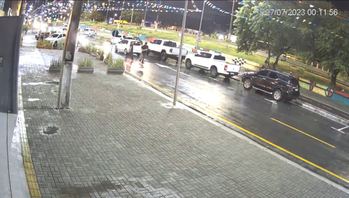 VÍDEO: Homens são flagrados arrancando placa de sinalização e levando para dentro de estabelecimento em Ponta Negra