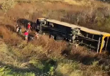 Motorista perde controle, ônibus escolar sai da pista na BR-226 e tomba, na altura de Pau dos Ferros