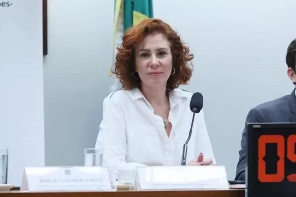 Polícia Federal faz buscas em endereço de Carla Zambelli e prende hacker da “Vaza Jato”