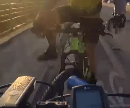VÍDEO: Na contramão, ciclista bate de frente com outro na Ponte Newton Navarro