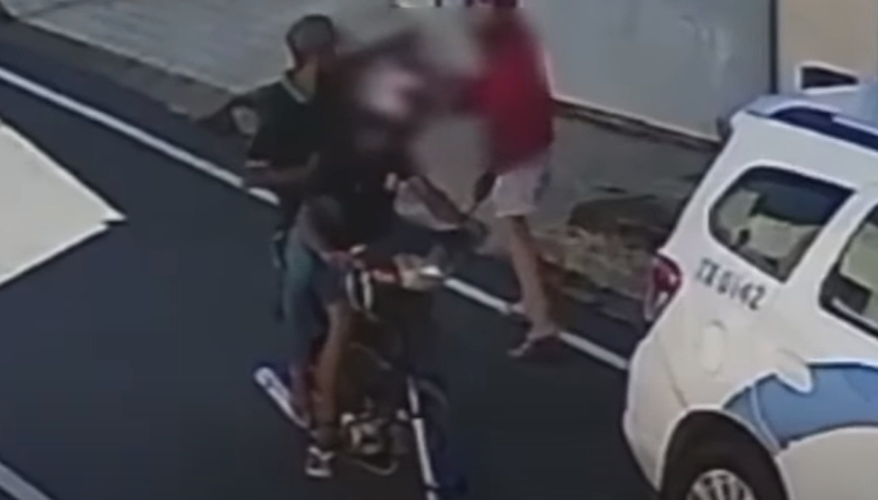 VÍDEO: Jovem é assaltada por criminosos em moto no bairro das Quintas