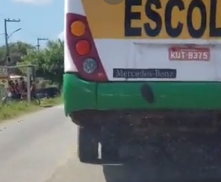 VÍDEO: Ônibus escolar de Extremoz transporta crianças com pneus rasgados