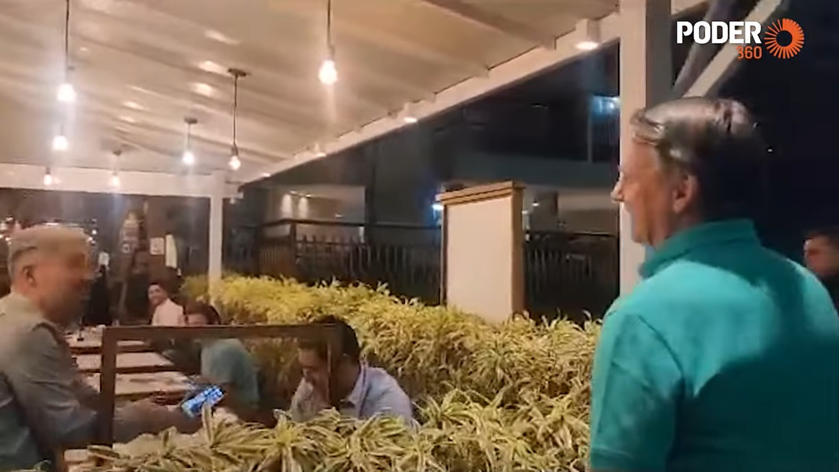 VÍDEO: Bolsonaro é recebido por apoiadores em pizzaria no Rio
