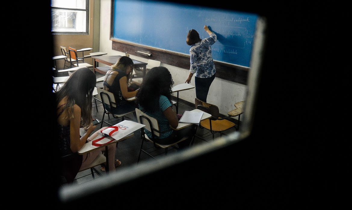 Governo Lula bloqueia verba para alfabetização, transporte escolar e bolsas de estudo