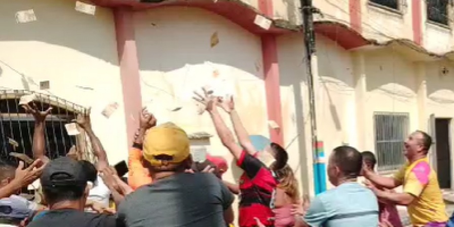 VÍDEO: Vereador acusa prefeito de suborno e joga R$ 300 mil pela janela da Câmara