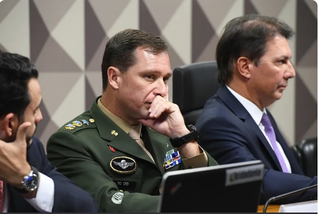 Mauro Cid tentou vender Rolex dado a Bolsonaro como presente oficial, indica documento