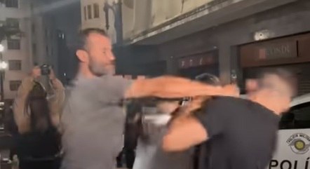 VÍDEO: Arthur do Val leva soco em protesto contra violência policial