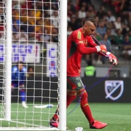 VÍDEO: Goleiro faz truque de mágica para distrair batedor e defende pênalti