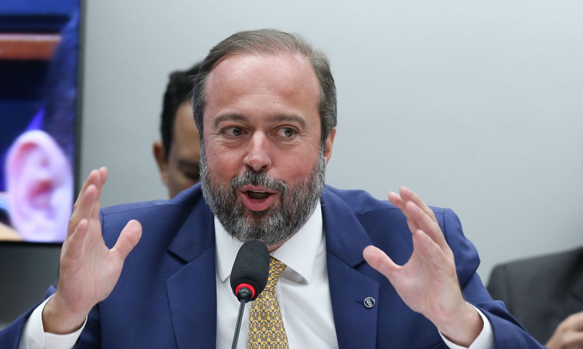 Preços de combustíveis praticados internamente estão “no limite” para reajuste, diz ministro de Minas e Energia