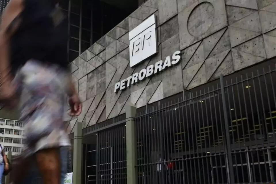 Governo interfere e ajuda a derrubar resultados da Petrobras