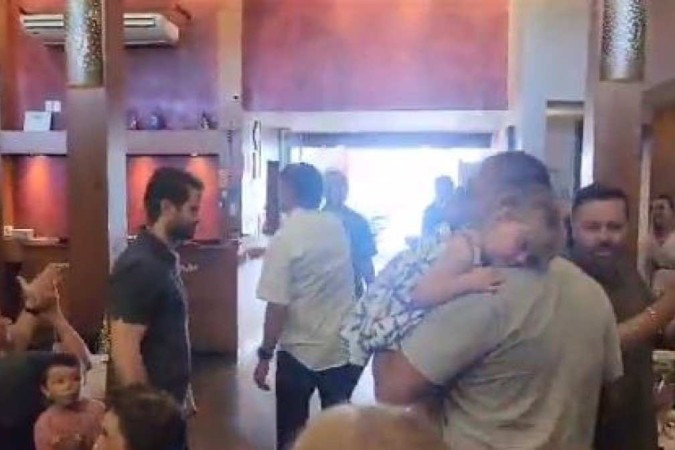 VÍDEO: Bolsonaro é aplaudido ao sair de restaurante em bairro nobre de Brasília