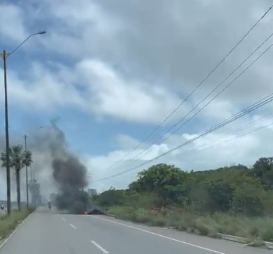 VÍDEO: Carro fica em chamas na Rota do Sol