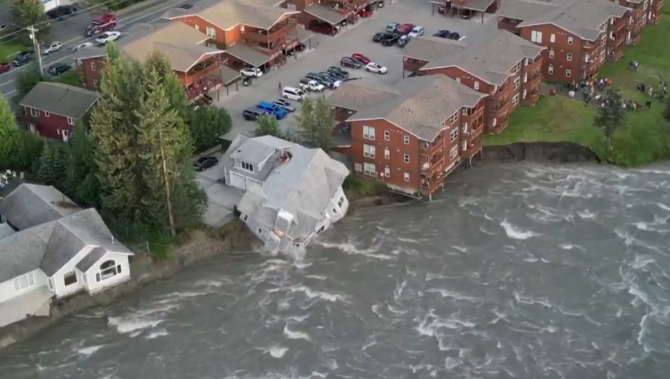 VÍDEO: Casa desaba e é levada por correnteza de enchente no Alasca