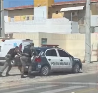 VÍDEO: Policiais militares precisam empurrar viatura que sofreu pane elétrica em Assú