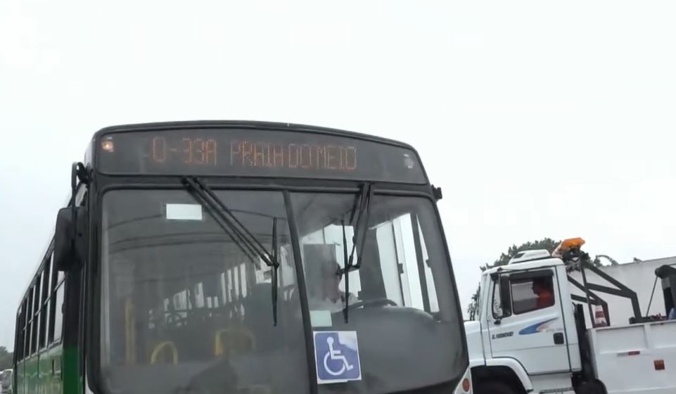 Moradores bloqueiam garagem de ônibus em protesto por mudança de linha na zona Oeste de Natal