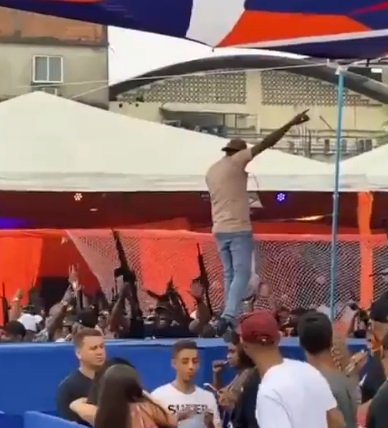 VÍDEO: Homens exibem fuzis e atiram durante baile funk no Complexo da Maré