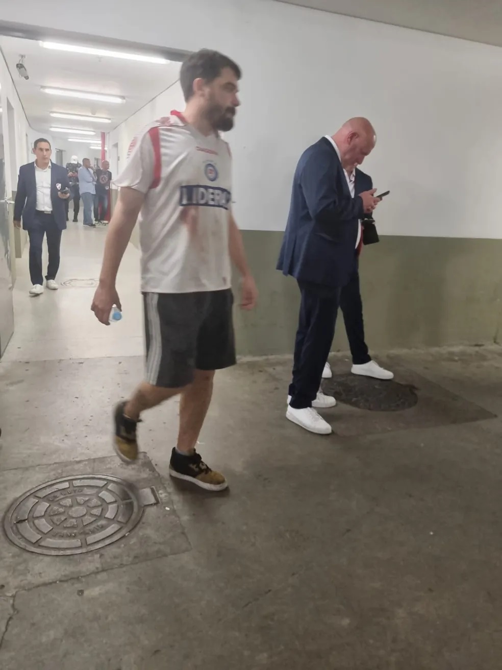 Policiais fazem disparo contra torcida do Argentinos Juniors no Maracanã; torcedores são detidos por atos racistas