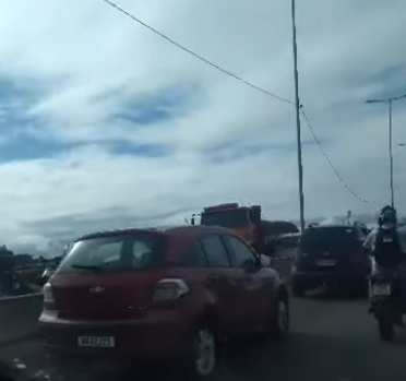 VÍDEO: Caminhão bate em dois carros e congestiona trânsito na ponte Newton Navarro
