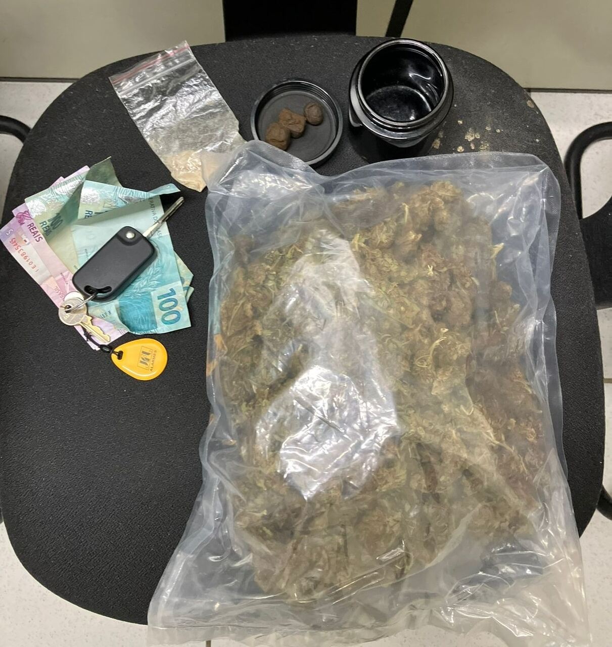 Homem é preso com drogas após tentar fugir da polícia ao sair de condomínio na Rota do Sol