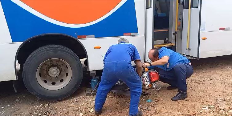 VÍDEO: Moto vai parar embaixo de ônibus após acidente na zona Leste de Natal