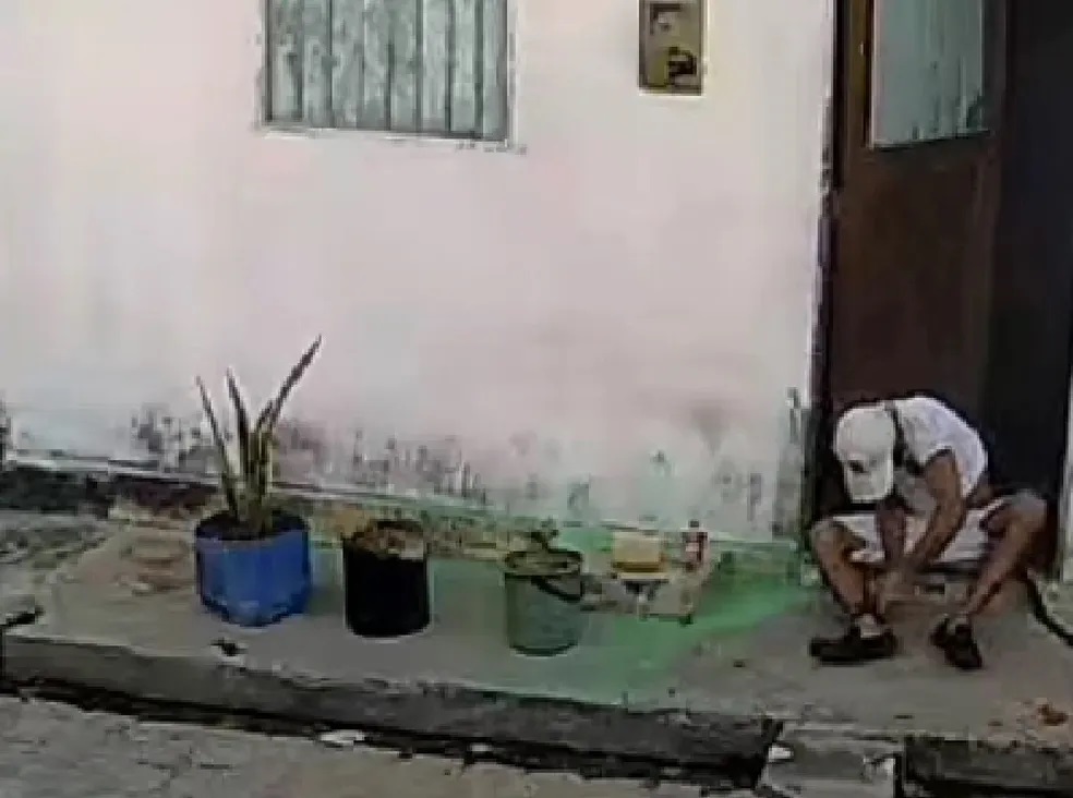 VÍDEO: Homem é filmado rompendo tornozeleira eletrônica no mesmo dia em que saiu da prisão no interior do RN