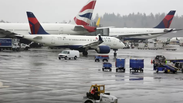 Passageira assiste a funcionário de aérea ser 'sugado' por turbina de avião