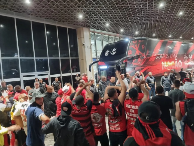 [VÍDEO] Flamengo desembarca com protesto da torcida após queda na Libertadores: "Time sem vergonha!"