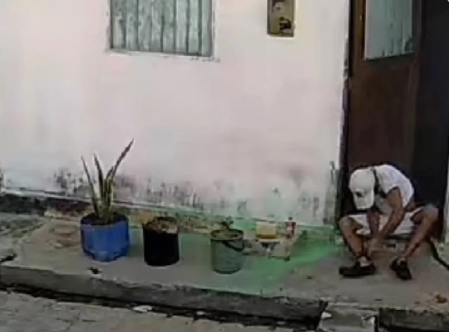 VÍDEO: Homem é filmado rompendo tornozeleira eletrônica no dia em que saiu da prisão no interior do RN