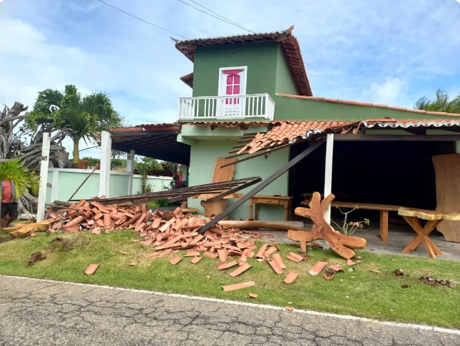 Casa fica parcialmente destruída após ser atingida por viatura da PM na Grande Natal