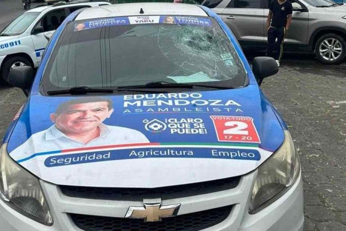 Um dia após assassinato de presidenciável, candidata à Assembleia Nacional do Equador tem carro atingido por balas