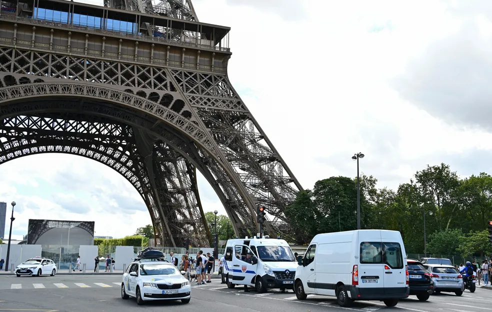 Turistas são retirados da Torre Eiffel após ameaça de bomba
