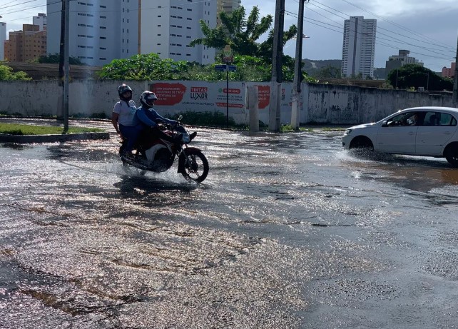 Tubulação tem vazamento e água se acumula em cruzamento das avenidas Prudente de Morais e Miguel Castro