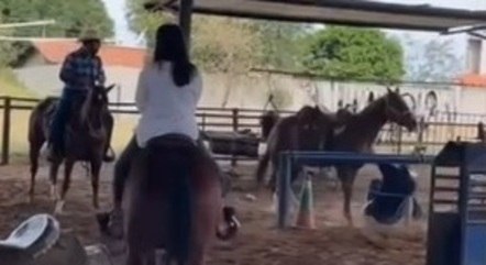 VÍDEO: Deputado Zé Trovão cai de cavalo durante passeio com Bolsonaro e Michelle