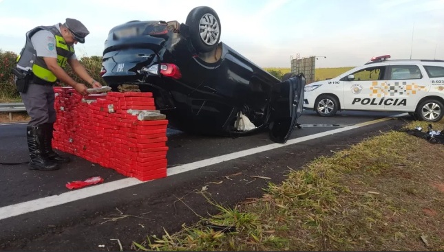 Carro capota e espalha 350 quilos de maconha em rodovia