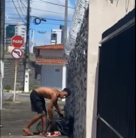 [VÍDEO] Bandido flagrado furtando fios questiona: "Acha que tenho medo é?"