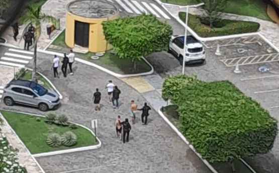 VÍDEO: Policiais fortemente armados entram em condomínio e levam homens detidos em Ponta Negra