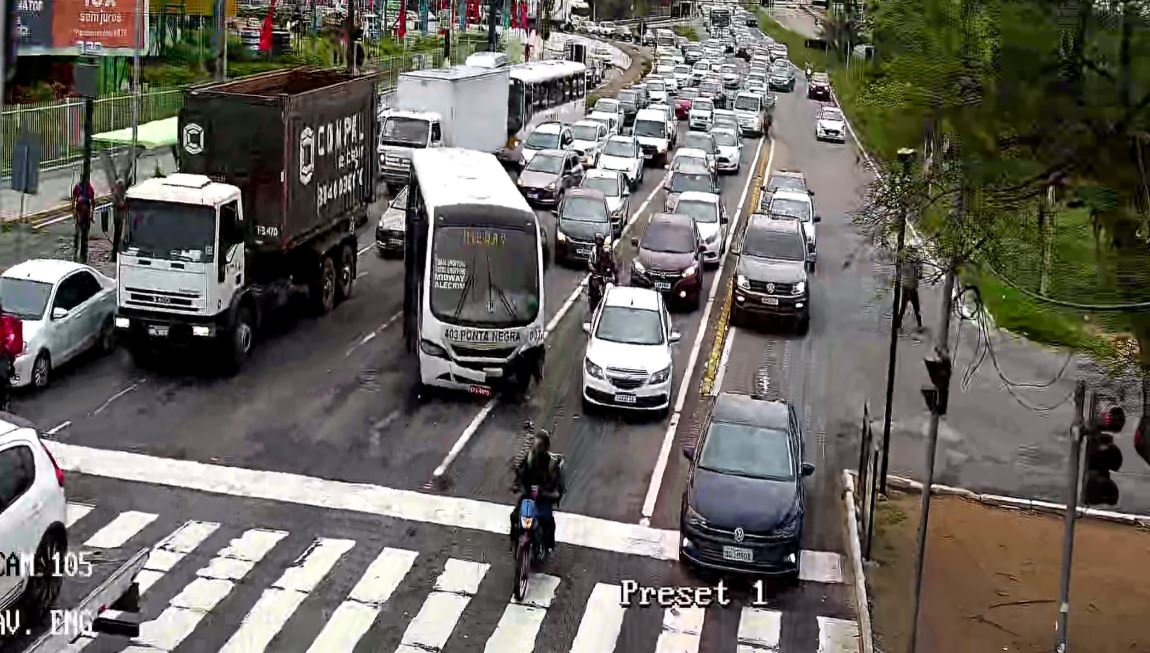Acidente envolvendo micro-ônibus deixa trânsito complicado na avenida Roberto Freire