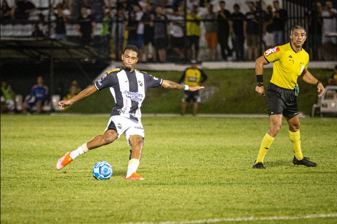 Técnico do ABC diz que meia ficou de fora do jogo por questões disciplinares