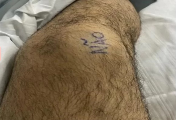 Homem escreve “sim” e “não” nos joelhos para evitar erro em cirurgia