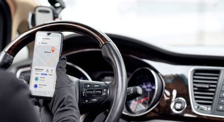 Jovem pula de carro de app em movimento após motorista borrifar 'gás paralisante'