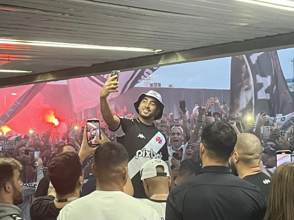 VÍDEO: Payet é recebido por milhares de torcedores do Vasco em desembarque no Rio de Janeiro