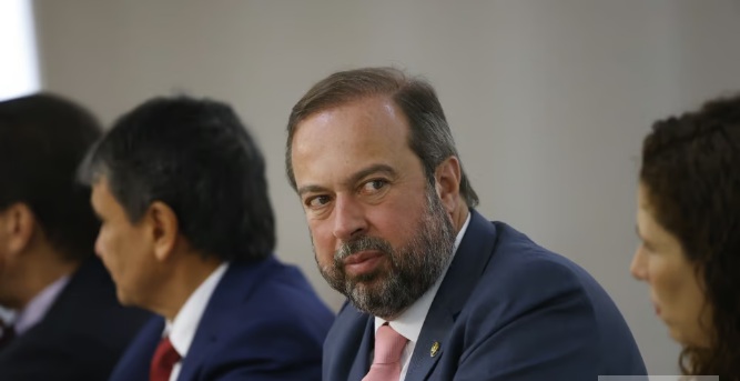 Câmara quer ouvir ministro de Minas e Energia após apagão elétrico