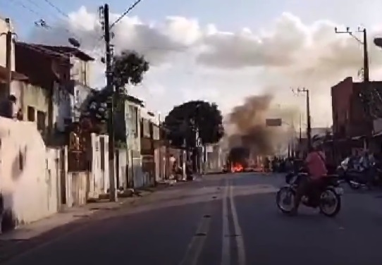 VÍDEO: Moradores protestam na rua Mário Negócio; acesso à zona Norte está interditado