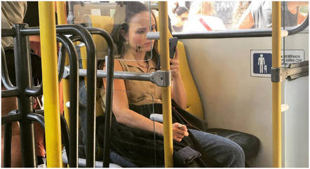 Após desistir de patrimônio, Larissa Manoela posta foto dentro de ônibus: 'A vida como ela é'